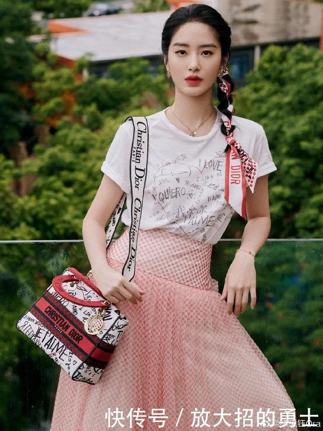  头发|别再披头散发了！初秋超火的5款编发，谁扎谁好看！