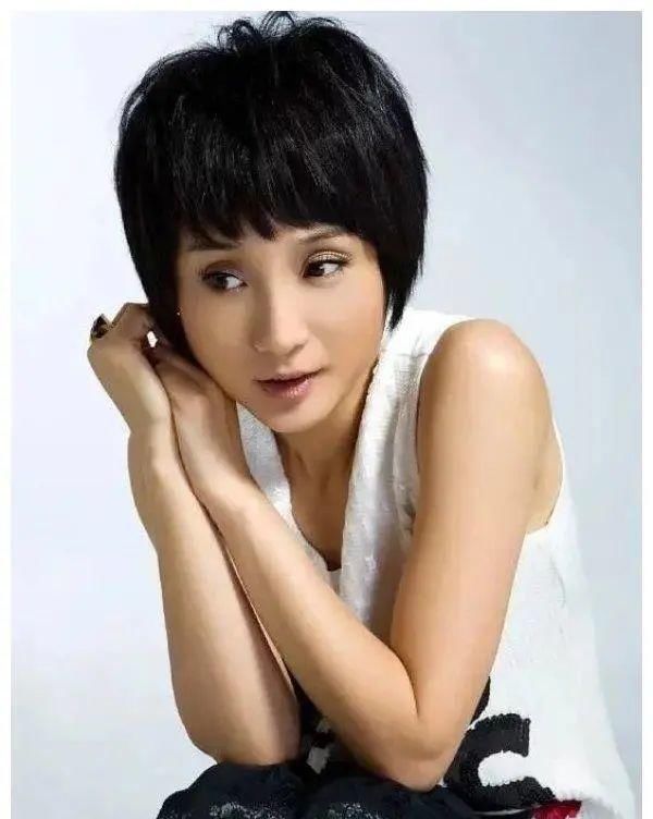  绮又|和余男相恋10年，娶张雨绮又离婚的他，如今55岁又恋上27岁网红？