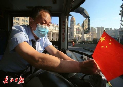 公交10路|公交司机孙洪江国庆当班都会挂上国旗,“让每一位乘客都能看到武汉的美好”