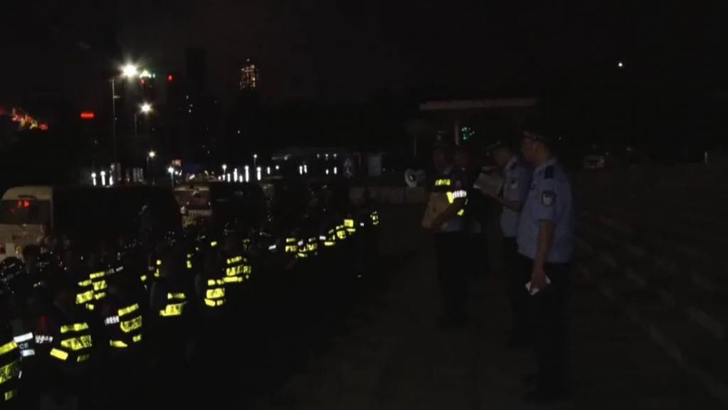 组织|这个村出了什么事？警方组织300多人，警航直升机参与搜捕！