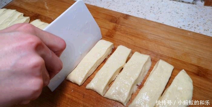  朋友|炸油条时，有人加鸡蛋，有人加泡打粉，其实都不对，教你正确做法