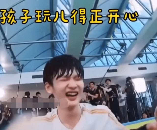  以看得到他|周震南录节目出“意外”？假发被水冲走，发型让导演都绷不住笑