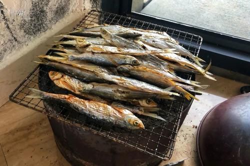 传统|千岛湖当地比较传统的“烤鱼干”,原来是这样“烘”出来的