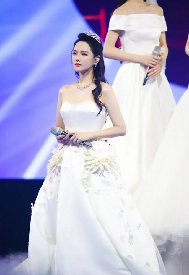  金晨|《浪姐》总决赛姐姐穿婚纱亮相，张雨绮头纱绝美，却被金晨抢风头