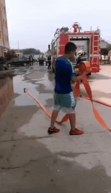  接下来|邻居家起火，他把自己装进垃圾桶，接下来的操作太硬核