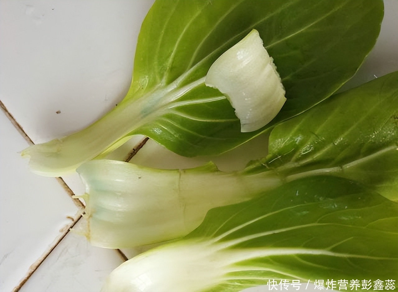 蔬菜里面有绿色的东西是什么(为什么绿色蔬菜上有很多蓝色粉末？这样的蔬菜还能不能吃？)
