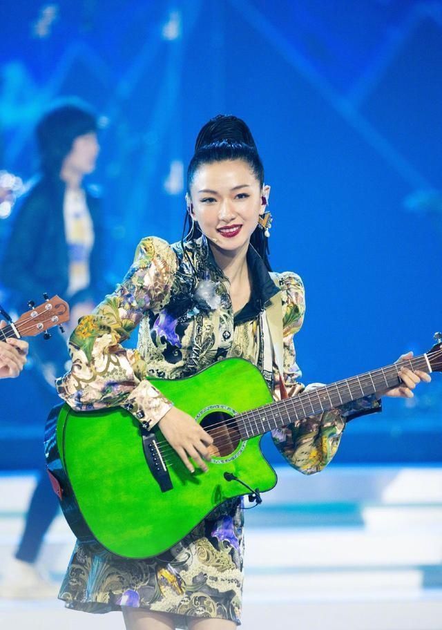  无所事事|《浪姐》万茜遭姐姐们孤立？站在一旁无所事事，内部投票太真实