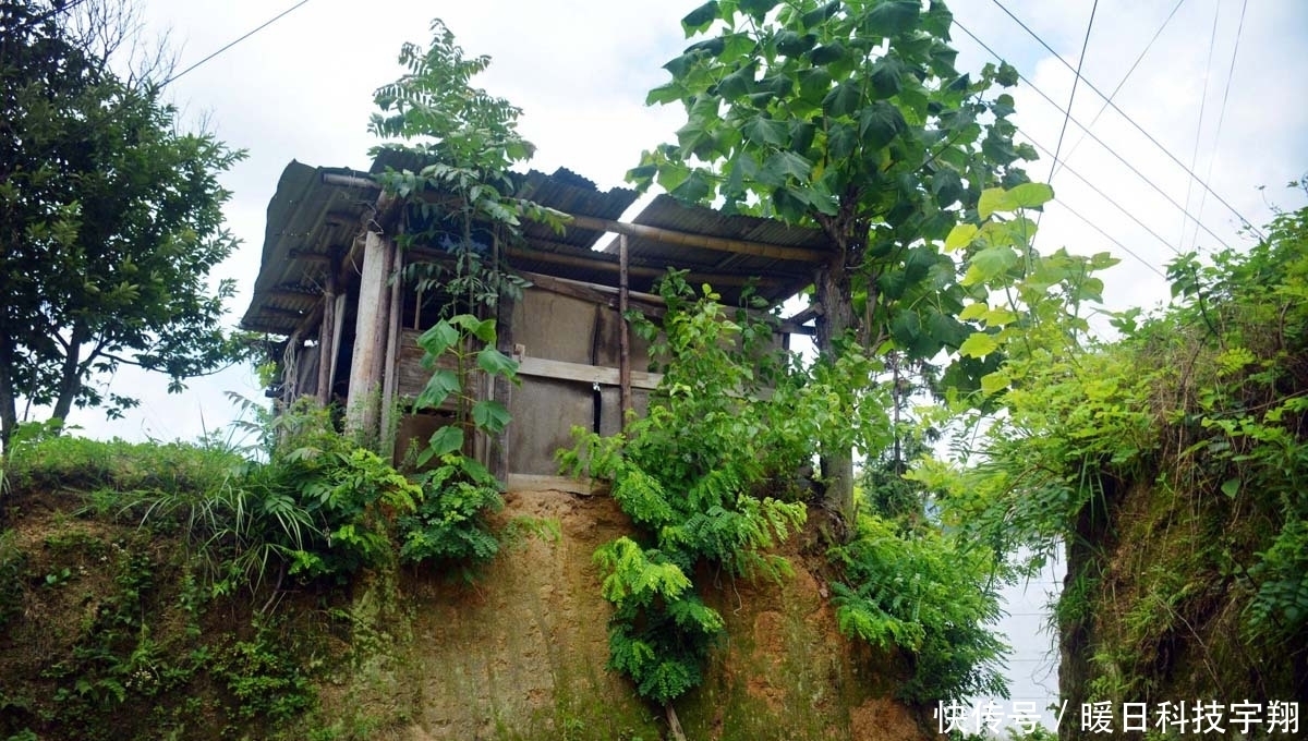 为啥|70岁大爷住山村瓦屋，邻居都已搬走，看他为啥不愿离开