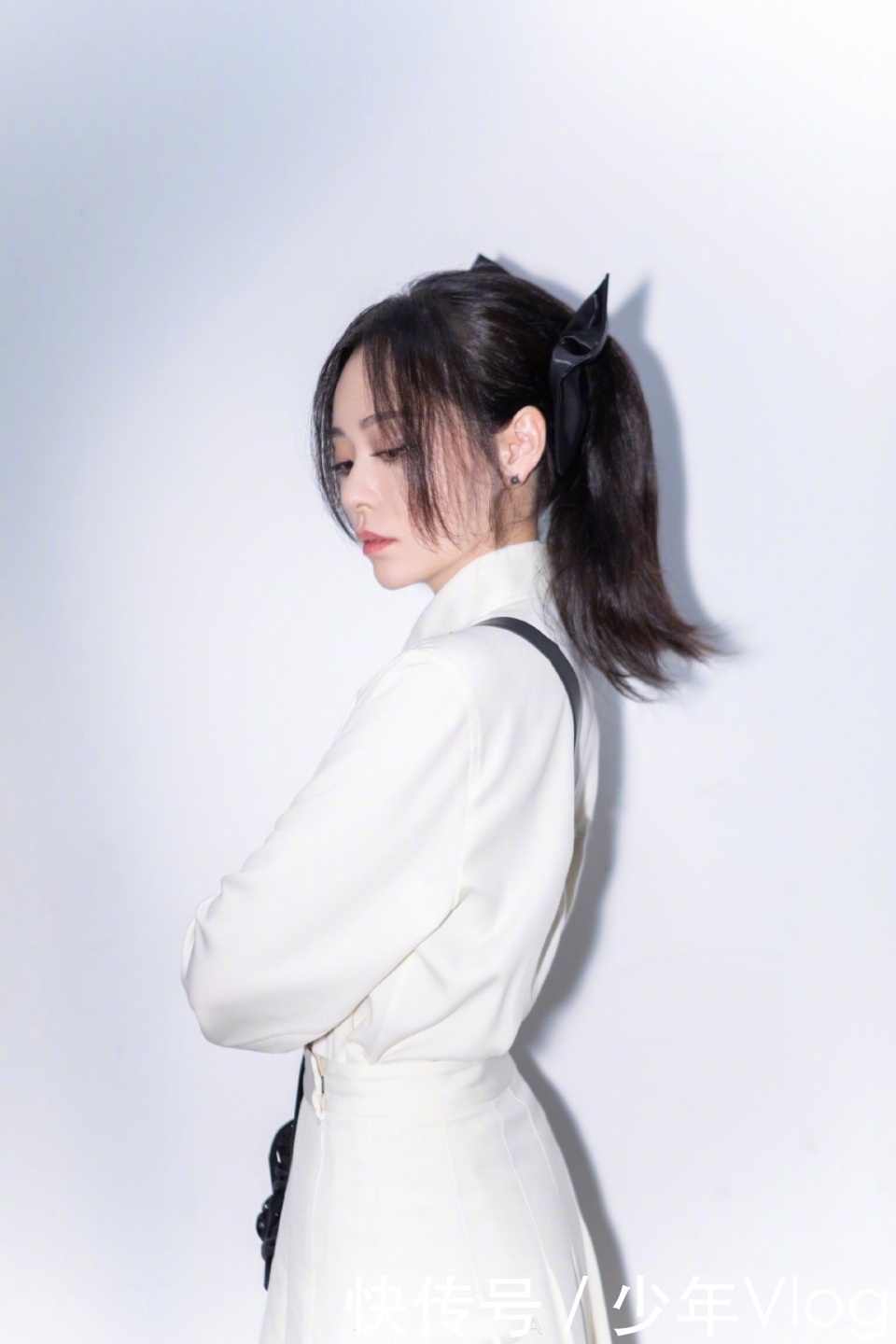 极致|黑白到极致就是极度舒适，白色学院风短裙套装