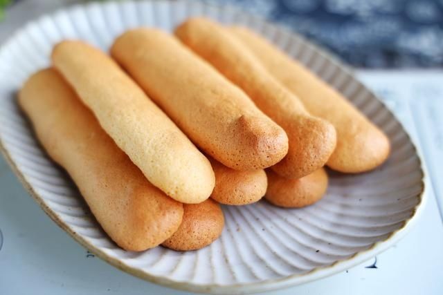  手指饼干|面粉和鸡蛋试试这样做，无油少糖，既当零食又当早餐，做法超简单