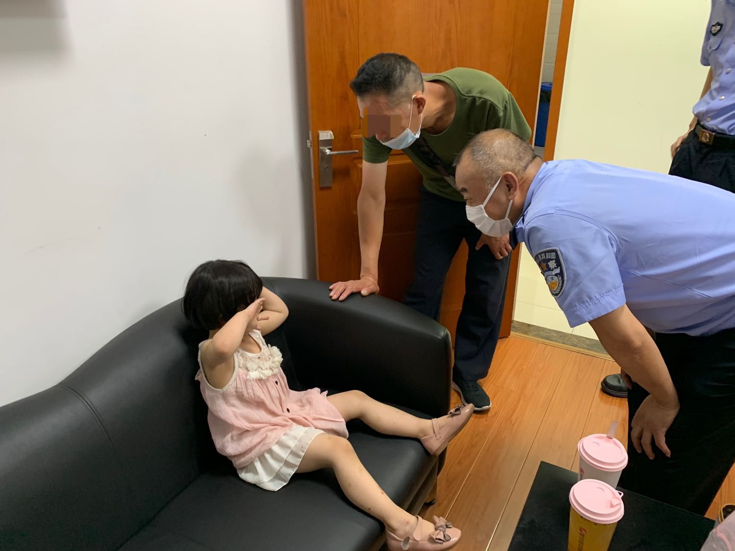 就敢|背出爸爸10位手机号码就敢独自上街,普陀警方帮助一走失女童寻回父母