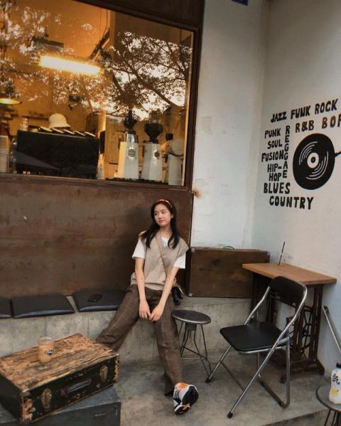 眼球|李兰迪街头胶片来袭!马甲配格纹裤打造复古范,网纹发带夺人眼球