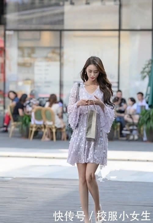 小姐姐|街拍:气质文雅的小姐姐,化了漂亮的妆,浅绿色连衣裙轻盈柔美