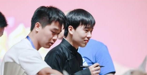  郑恺的助理|跑男的助理都长啥样？baby郑恺的正常，看到蔡徐坤的：粉丝变心了