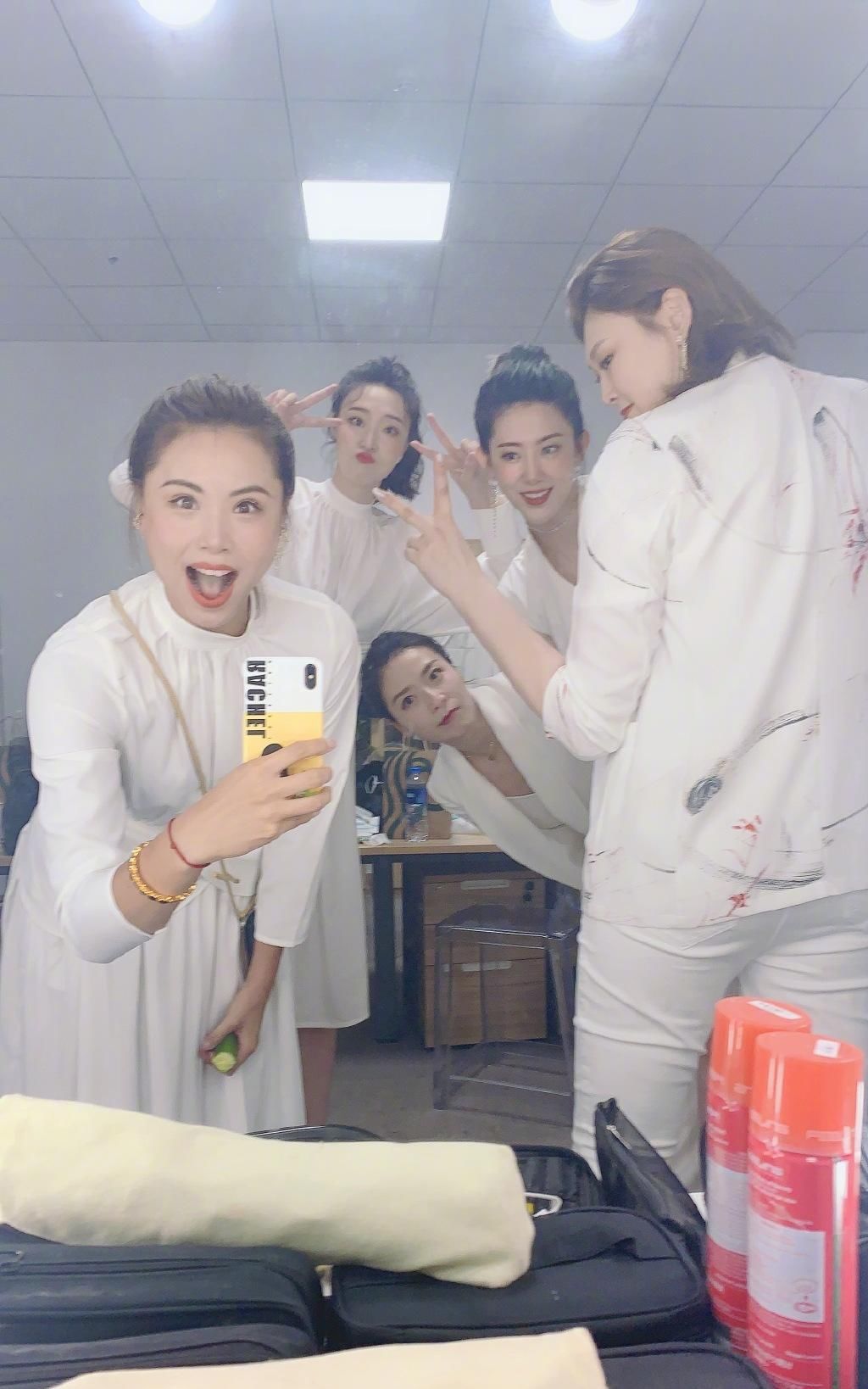 乘风破浪|魏秋月穿白西装又美又飒！惠若琪做鬼脸太可爱，赤脚合影李宇春