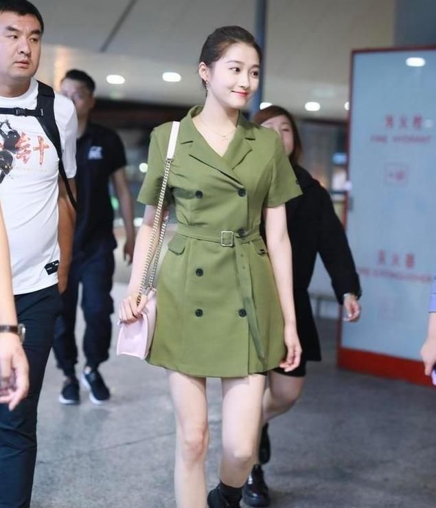  骨架|关晓彤再次证明肩宽骨架大吃大亏, 《二十不惑》她身板太显壮实了