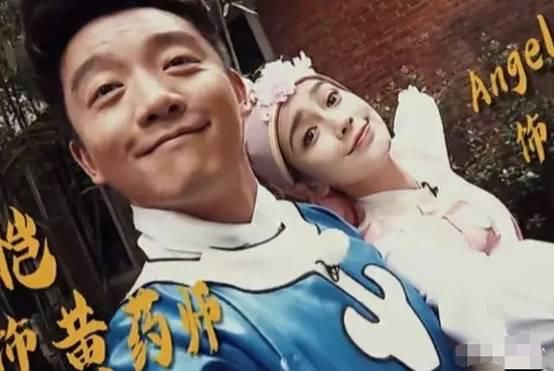  郑恺|郑恺抱着baby演戏，谁注意他手搂哪？这是对老婆最大的尊重