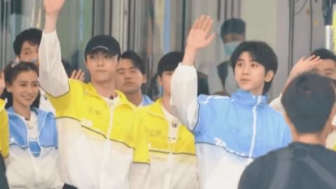  合体|帅哥成对，快乐翻倍！蔡徐坤、陈立农合体录制《奔跑吧》向粉丝打招呼