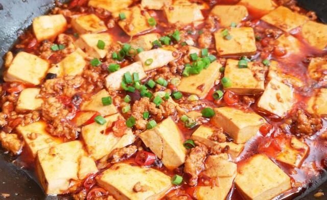 倒进锅里|做“麻婆豆腐”时别急着下锅炒,多做这一步,豆腐香嫩又入味!