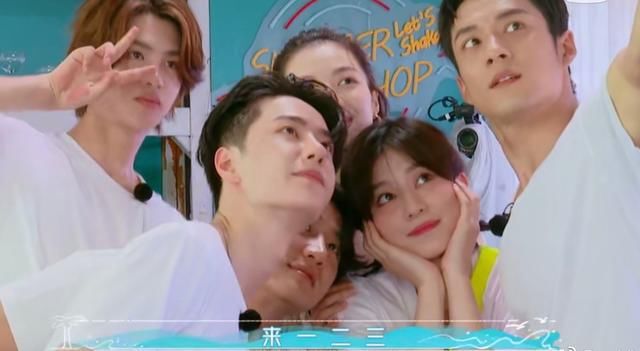  骑摩托车|王一博与韩东君提及辛酸过往，骑摩托出事，被甩出三四十米开外