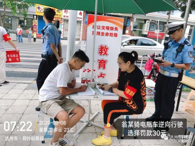 耍横|乱穿马路，当街耍横，还咬伤交警…拘留10天！