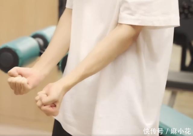 没了|王俊凯的“健身照”被疯传,没了10级美颜,这侧颜是真实的吗?