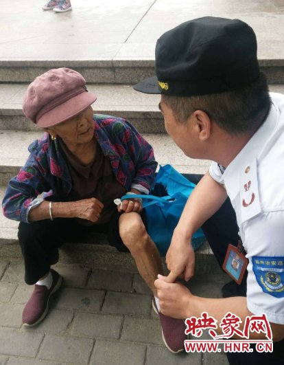  多亏|83岁老太街头迷路 多亏一串数字找到家人