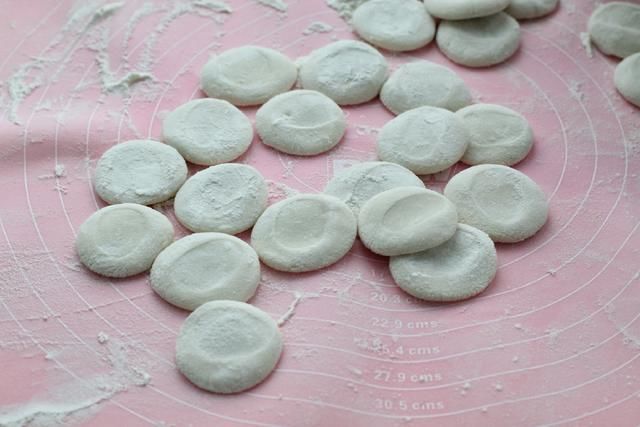  拌成|这菜虽然一股怪味儿，拌成饺子馅却鲜美无比，学会都能开饺子馆了