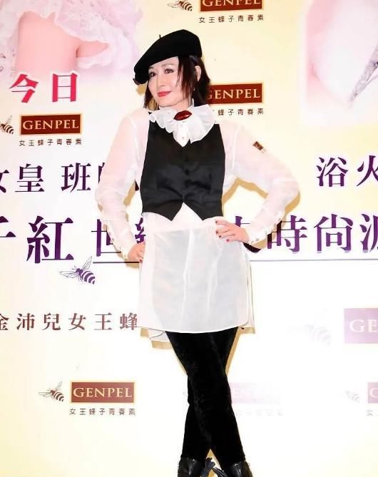 羡慕|年过七旬的潘迎紫依旧那么美，穿白衬衫配小马甲，这状态让人羡慕