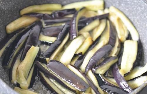 茄子|做肉末茄子,掌握一个技巧,茄子好吃不发黑,还不费油