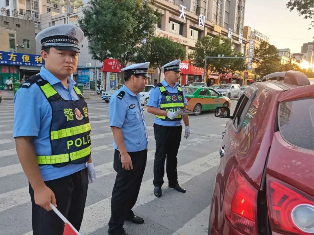 活动|靖边交警街头开展“车让人，人守规”交通安全宣传劝导活动