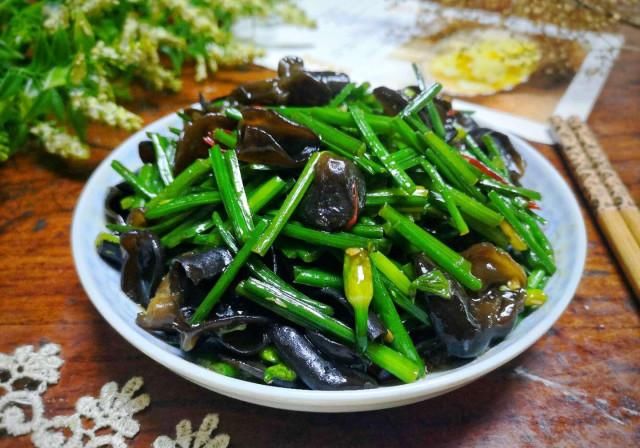  别错过|入伏后，吃这菜正当时，2元一把，清脆爽口，排毒甩脂肪，别错过