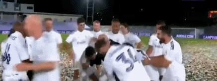 1轮夺得|苦等1152天！皇马疯狂庆祝，34-26完胜巴萨，齐祖被抛上天空