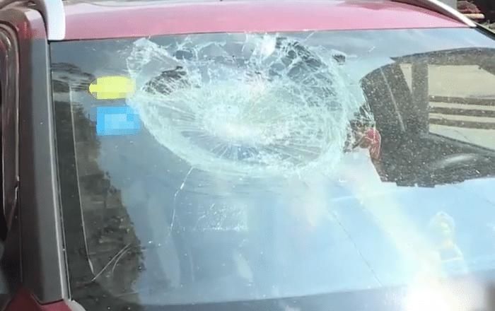 门口|本田停车堵门口,暴躁业主直接砸车,路人都说砸得好