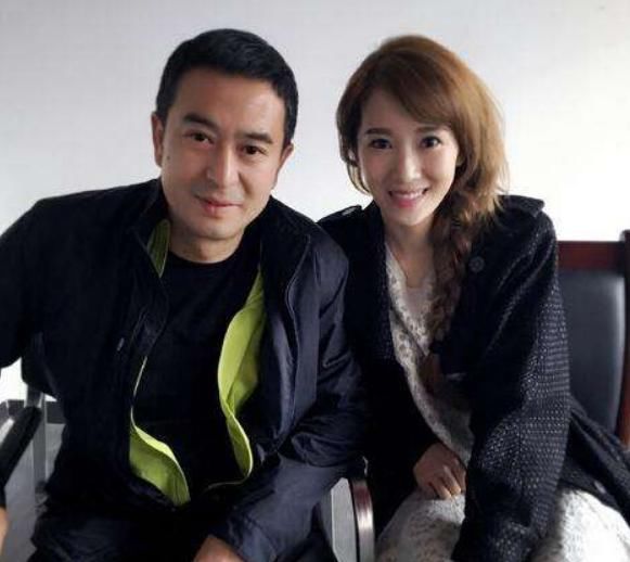  杜珺|50岁张嘉译头发花白走路佝偻，女儿长得像爸爸，但皮肤黝黑脑门宽大