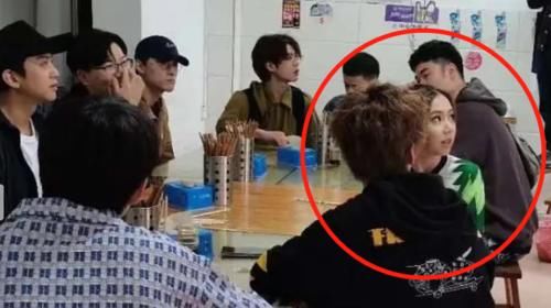  笑点|鹿晗又一档综艺被路透，站在一旁的女嘉宾，我没看错吧