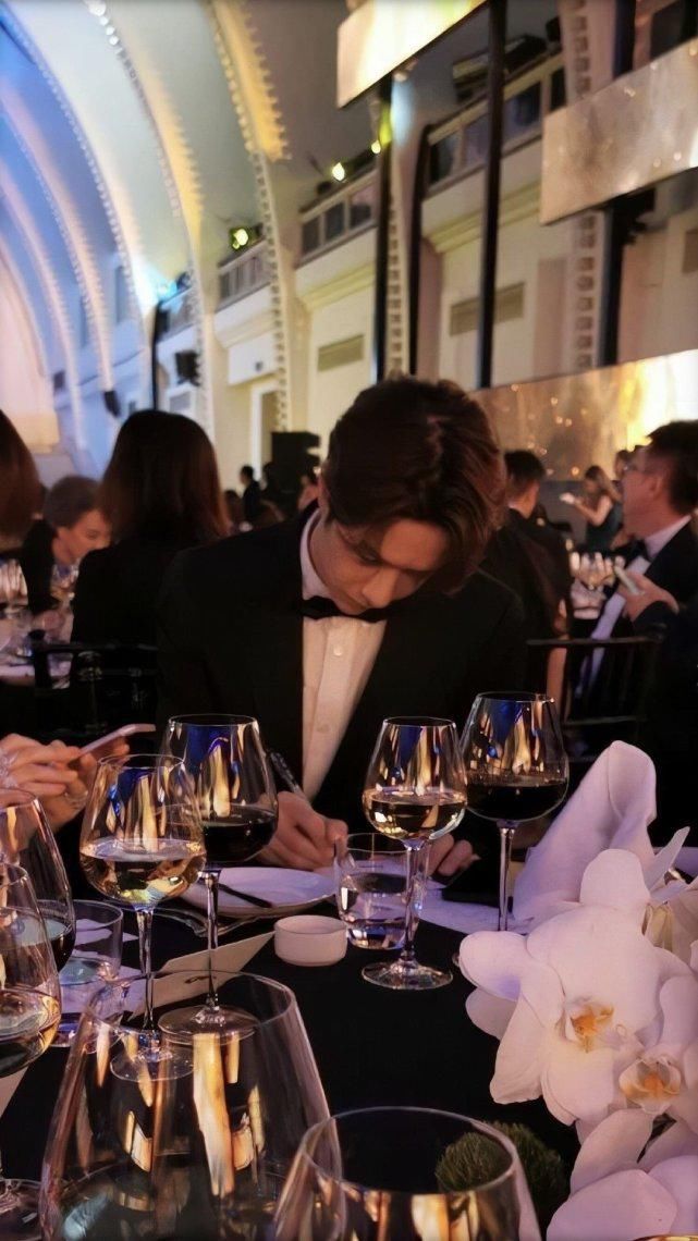  爱豆|每日爱豆 王一博 叫我酷盖 摩托车才是我的老婆