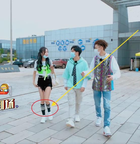  粉丝们|吴宣仪也学00后的穿法了？看她穿“学生袜”的腿，比奶棒还细！
