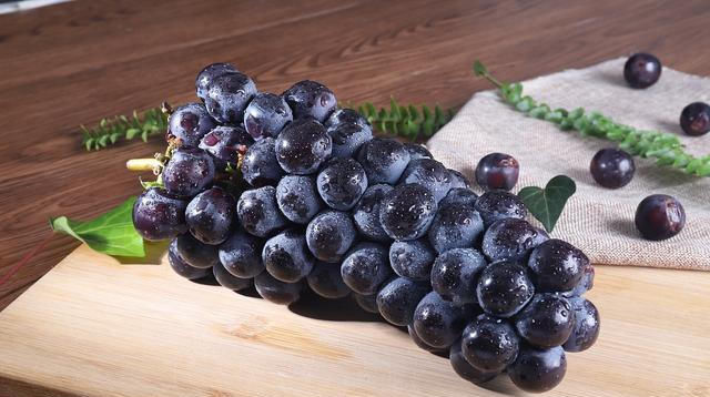 葡萄|葡萄表面的白霜是农药吗？这样洗葡萄，才能吃得放心，吃的健康