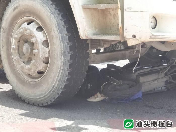  摩托车|惊险！摩托车卷入搅拌车车底，3人被送往医院治疗