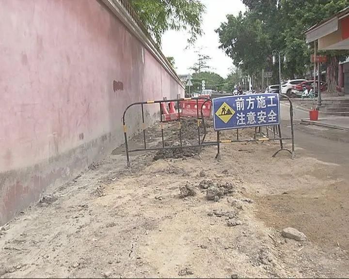  吊车|沙土“坑”货车，吊车来帮忙