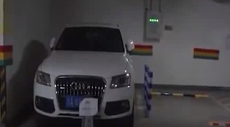  越线|8根铁柱钉严实，专治各种车位越线，邻居投诉后：治的就是你！