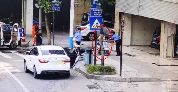 女子|拘!一女子遛狗不牵绳还纵狗咬伤辅警