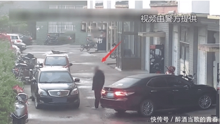  车里|多次横在车库前，还不把电话留在车里，业主砸了，车主哭了