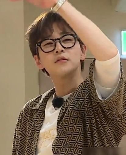  节目组|《两天一夜》节目组访问SM舞蹈室，DinDin的舞姿吓倒李泰民