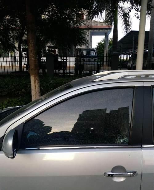  掉落在|拉石子的大货车注意，请把石子罩好，不要让石子掉落在路上