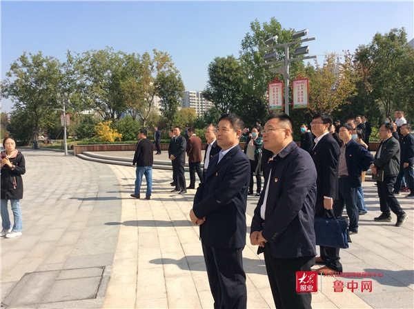 服务局|致敬时代楷模 传承榜样力量 淄博市行政审批服务局在城市荣耀广场开展主题党日活动