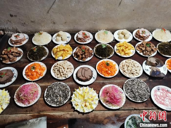 窑洞|窑洞里吃“老席” 菜品丰富如过大年