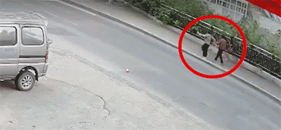 监控|人行道突然塌陷,路过行人瞬间被吞没,监控还原惊险一幕