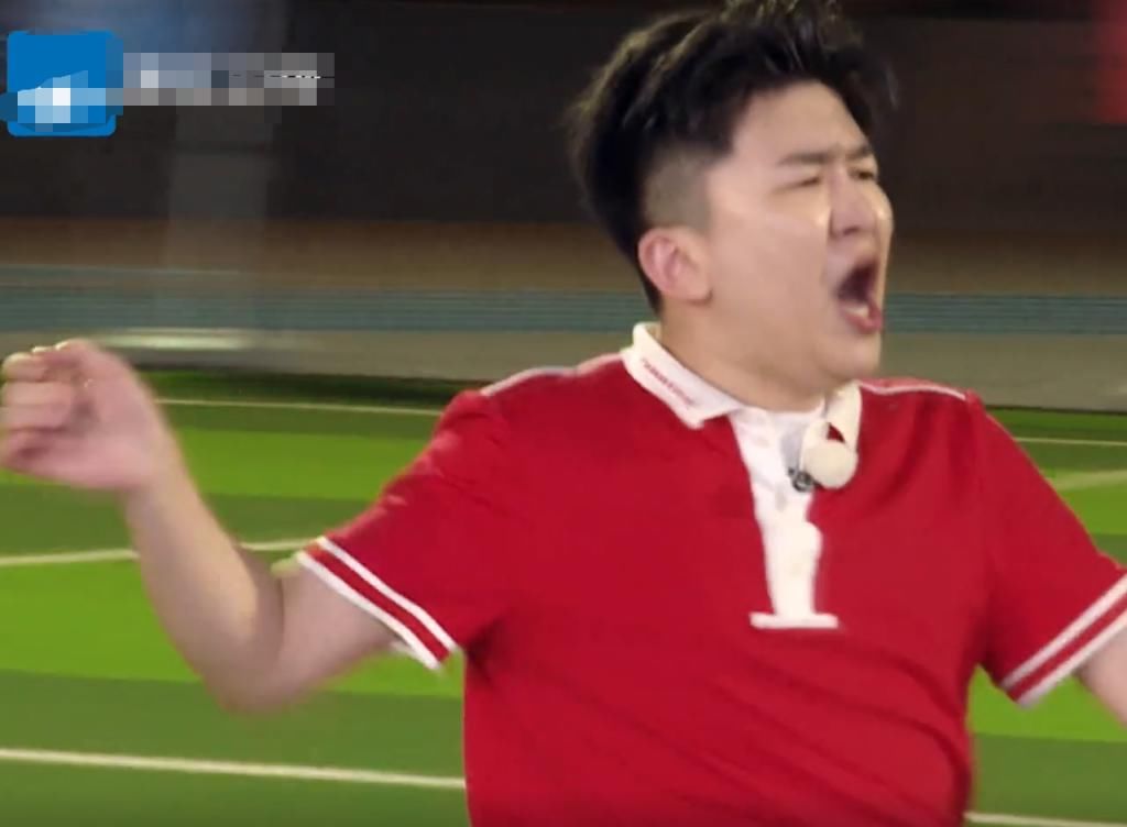  蔡徐坤|蔡徐坤为赢，张大大跑不动也拉着他向前跑，谁注意张大大的跑姿？心疼我坤